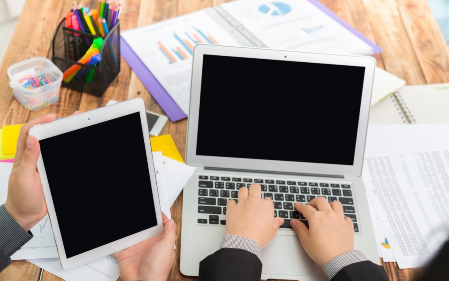 Budget-Workshop mit Teammitgliedern an modernem Arbeitsplatz