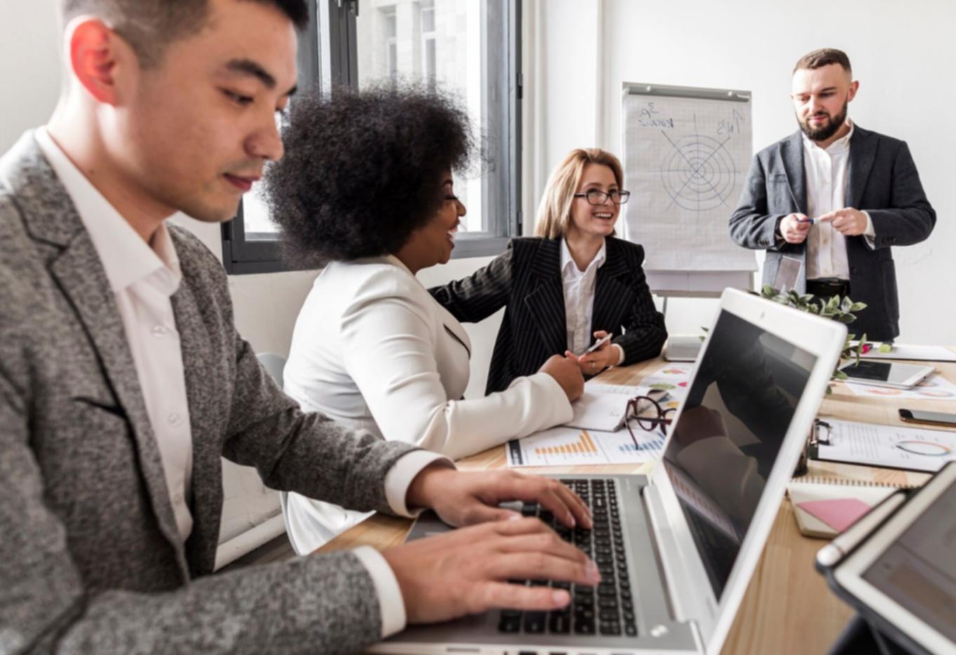 Detaillierte Finanzberichte und Kennzahlen auf modernem Display